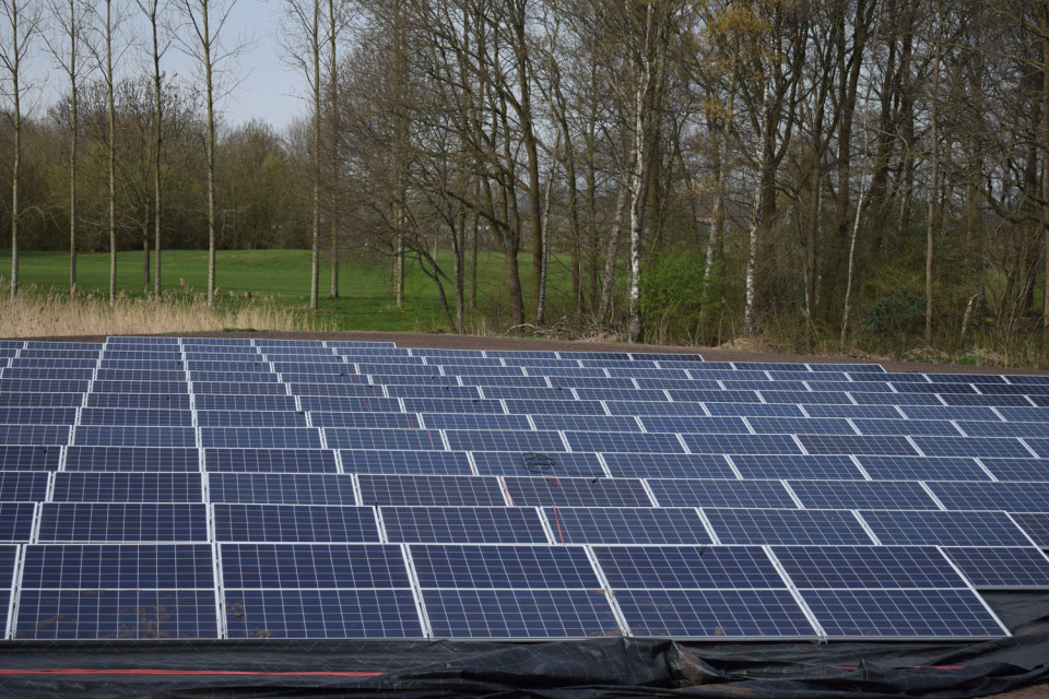 Zonnepanelen op een veld