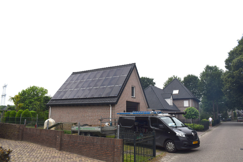Zonnepanelen op een garage